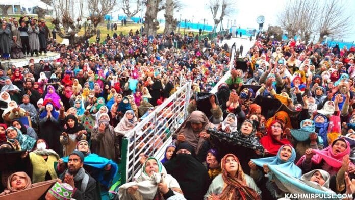 Kashmiri Muslim devotees in Dargah Hazratbal Kashmiri Muslim devotees in Dargah Hazratbal