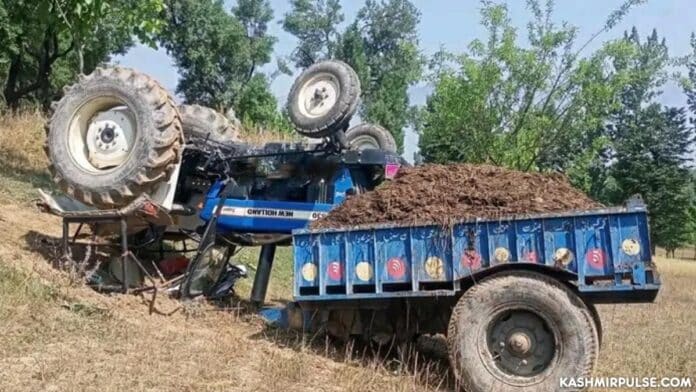 Two persons die as loaded tractor overturns in Pampore