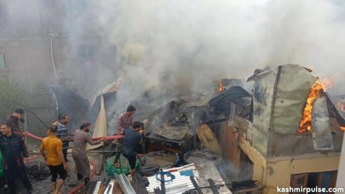 Darul Uloom, two houses damaged in Khanyar blaze