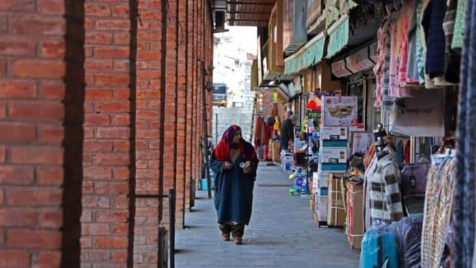 Market outside the Jamia Masjid in Srinagar