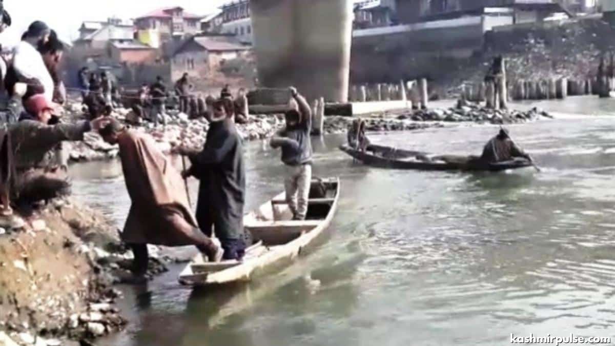 Sopore girl's body being searched in Jhelum