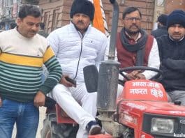 Man drives tractor from UP to Kashmir to support Rahul Gandhi