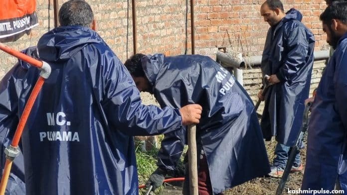 Staff of Municipal Committee Pulwama cleaning a local stream in Pulwama Staff of Municipal Committee Pulwama cleaning a local stream in Pulwama
