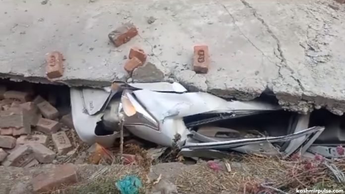 Slab collapse buries vehicle in Pulwama market