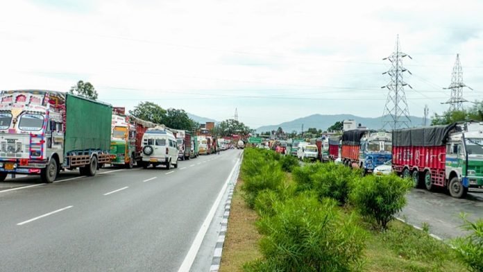 Srinagar-Jammu National Highway traffic