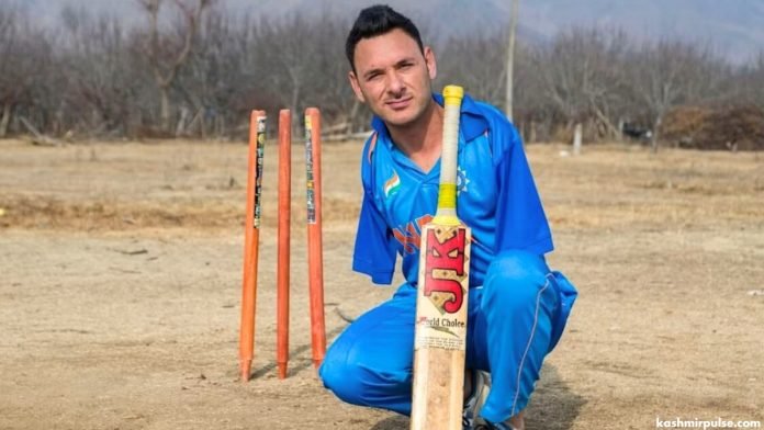 Armless cricketer from Anantnag, Amir Hussain Lone