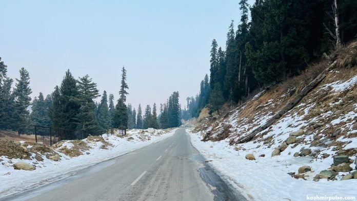 Snow-covered Mughal road leading to Peer Ki Gali Snow-covered Mughal Road leading to Peer Ki Gali