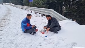 Snowfall in Hirpora attracts people amidst dry spell in Kashmir