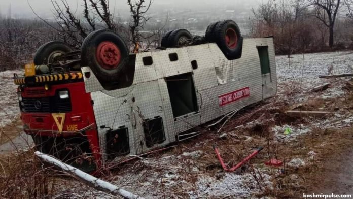 Fire service vehicle en route to douse Kreeri blaze overturns Fire service vehicle en route to douse Kreeri blaze overturns