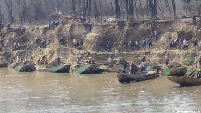 Illegal sand extraction mars beauty of Pampore's 'island' Illegal sand extraction mars beauty of Pampore's 'island'