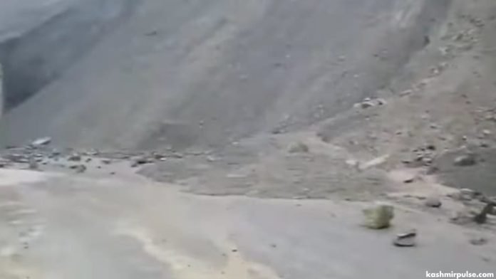 Mudslides lead to closure of Srinagar-Jammu National Highway Mudslides lead to closure of Srinagar-Jammu National Highway