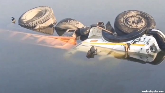 Tipper plunges into Dal Lake, claims driver's life Tipper plunges into Dal Lake, claims driver's life