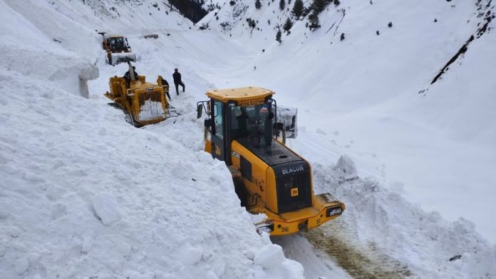 Bandipora-Gurez road being cleared for traffic