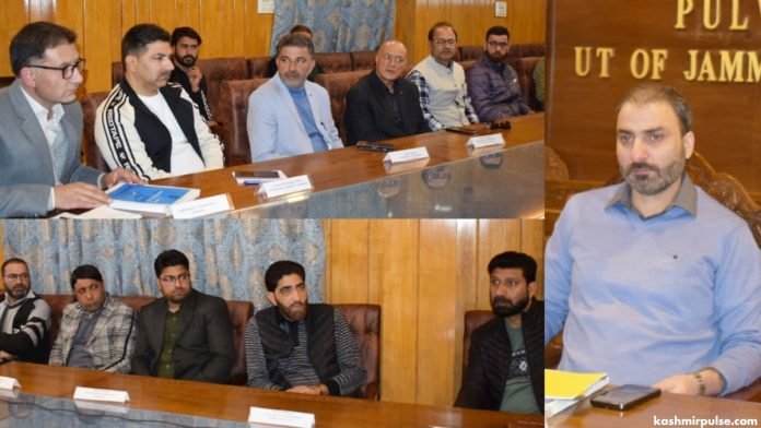 DEO Pulwama chairs meeting with representatives of political parties