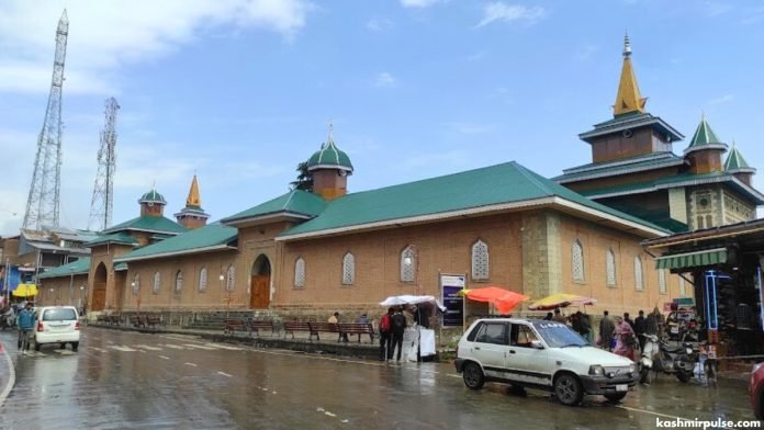 Vehicles plying on road outside Jamia Masjid Shopian