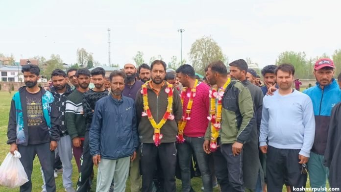 Tractor drivers protest in Kulgam