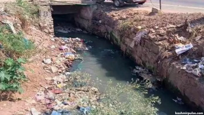 Locals anguished over faulty drainage system in Zahid Bagh Pulwama