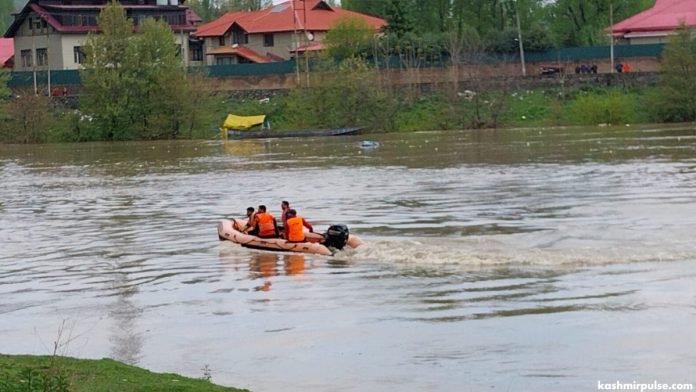 Mother, twin kids, boatman among six dead as boat capsizes in river Jehlum Mother, twin kids, boatman among six dead as boat capsizes in river Jehlum