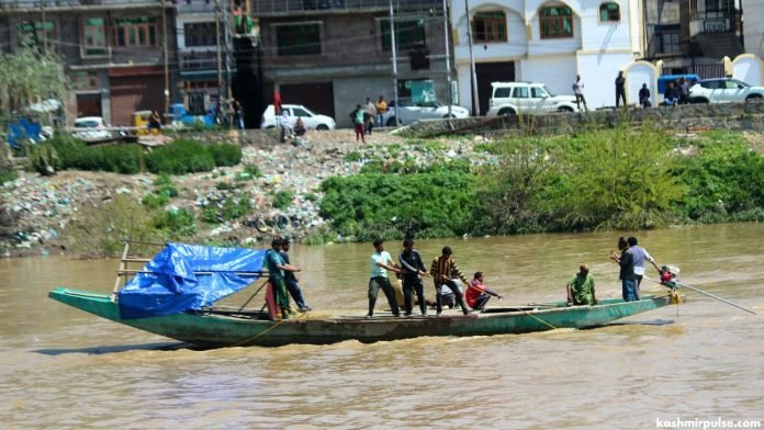 Search efforts continue in Gandabal Srinagar to trace the missing persons after boat capsize incident Search efforts continue in Gandabal Srinagar to trace the missing persons after boat capsize incident