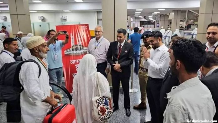 First batch of 320 Hajj pilgrims arrives at Srinagar Airport