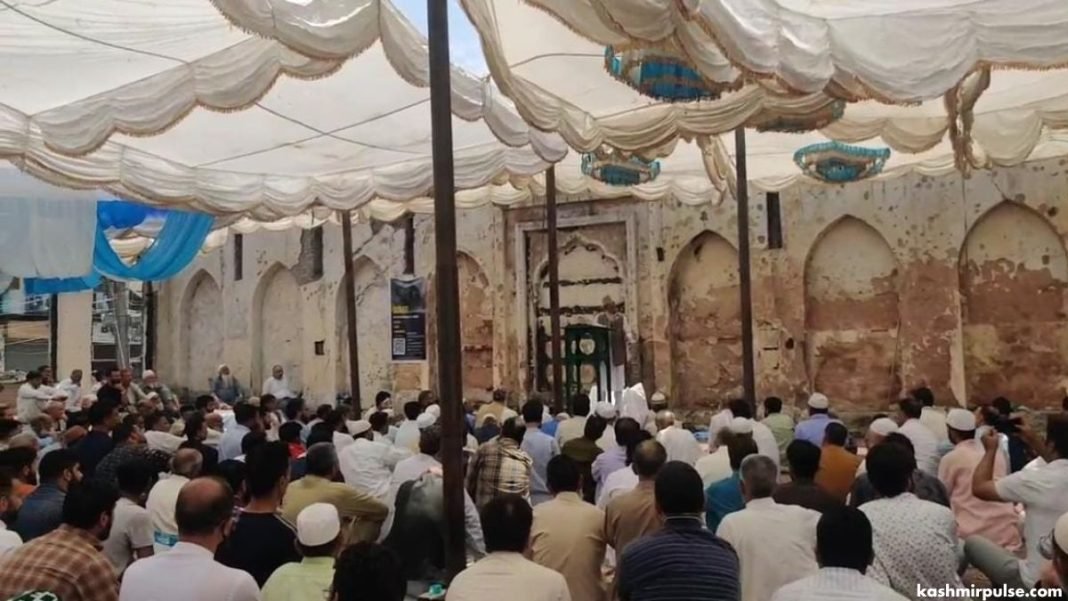 Historic Bazar Masjid hosts large Friday prayers despite devastating fire