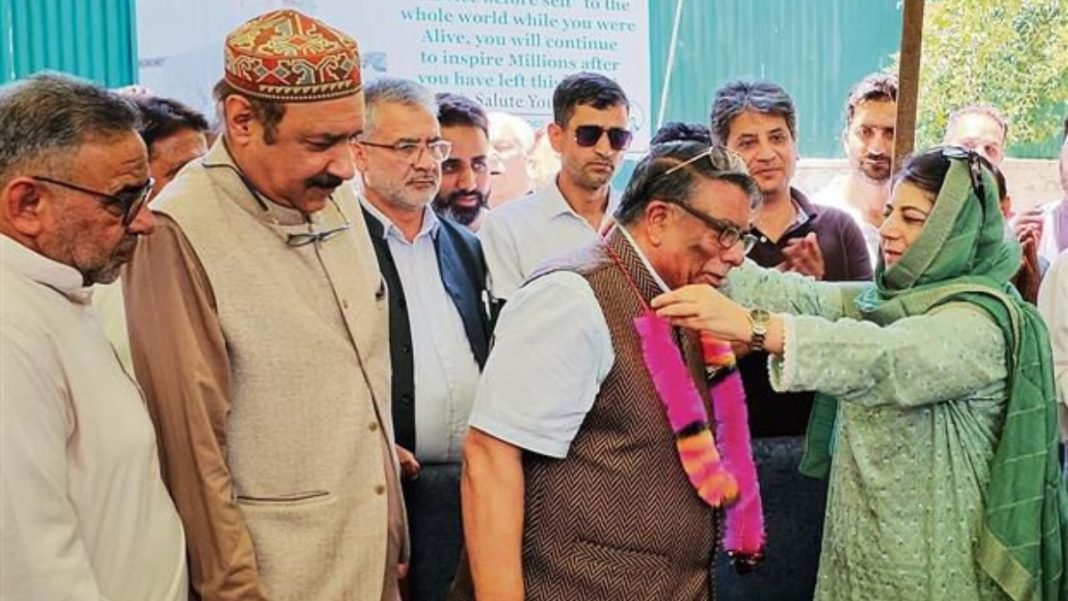 Khurshid Alam being welcomed by PDP chief Mehbooba Mufti at the PDP headquarters in Srinagar on Saturday