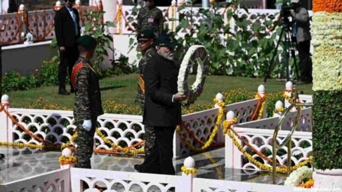 Prime Minister Narendra Modi paying tribute to the Kargil war martyrs at the Drass War Memorial