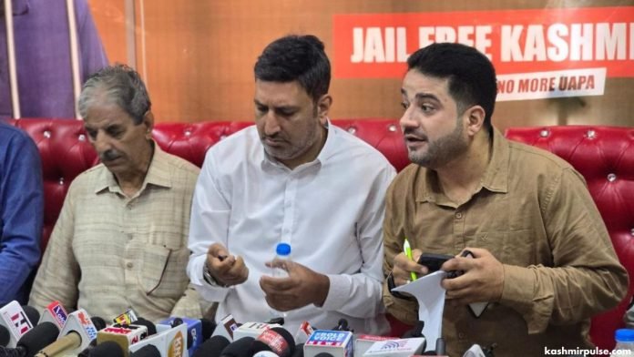 Former KCC&I President Sheikh Ashiq joins Er Rashid's AIP Former KCC&I President Sheikh Ashiq joins Er Rashid's AIP