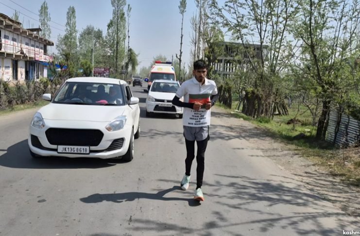 Shopian youth Danish Hameed Mir undertakes solo run from Uri to Dubjan to highlight drug abuse