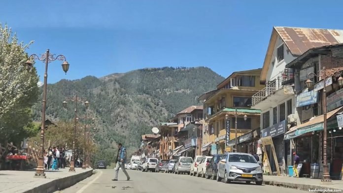 Deserted roads in Pahalgam after the massacre of tourists on April 22, 2025
