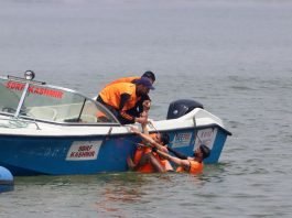 Srinagar Police, SDRF conduct mock drill in Dal Lake