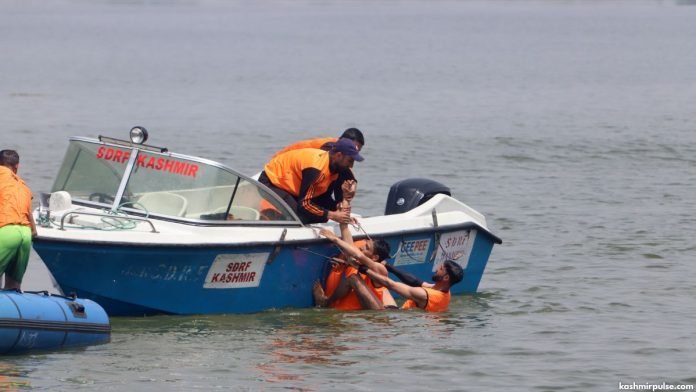 Srinagar Police, SDRF conduct mock drill in Dal Lake