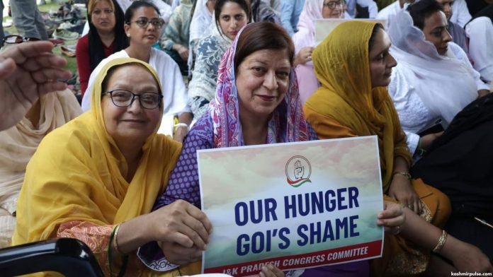 Scores of Congress leaders and workers assembled in Srinagar to demand for statehood Scores of Congress leaders and workers assembled in Srinagar to demand for statehood
