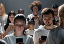 LK21’s popularity in Indonesia sparks debate on film ethics and access Users watching content on their smartphones