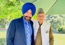 Navjot Singh Sidhu meets Farooq Abdullah in Srinagar, calls him a ‘Colossus of Indian Politics’ Navjot Singh Sidhu meets Farooq Abdullah in Srinagar