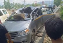 Tourist critically injured after heavy stone hits vehicle in Anantnag Tourist critically injured after heavy stone hits vehicle in Anantnag