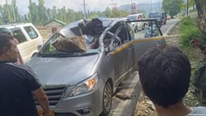 Tourist critically injured after heavy stone hits vehicle in Anantnag