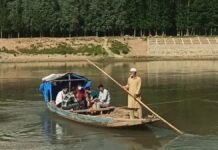After nearly 20 years, Dogripora, Reshipora residents still await Jhelum bridges In absence of a bridge, people rely on wooden boats to cross the river